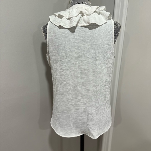 Tommy Hilfiger Women’s Sz: S White Ruffle Trim V-Neck Crinkled Sleeveless Top. - Picture 2 of 9